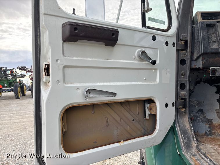 image for item EV3243 1989 International F-2654 fertilizer delivery truck