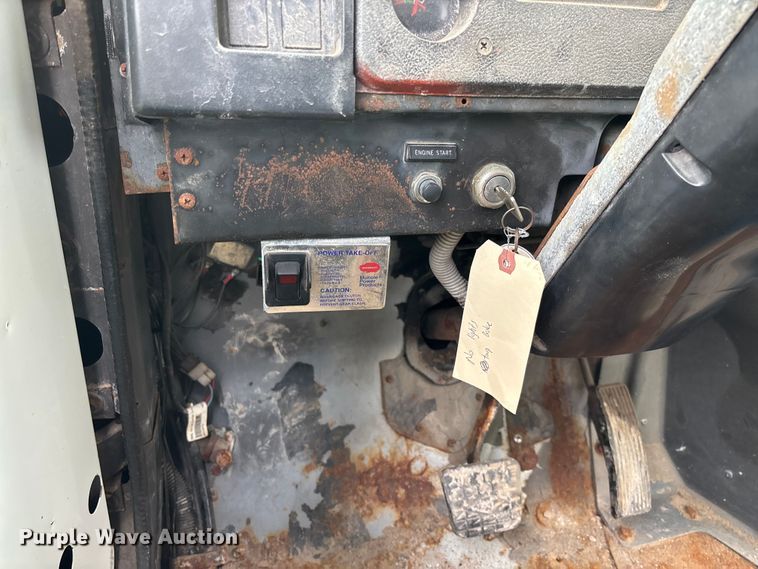 image for item EV3243 1989 International F-2654 fertilizer delivery truck