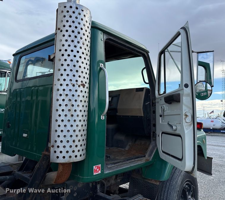 image for item EV3243 1989 International F-2654 fertilizer delivery truck