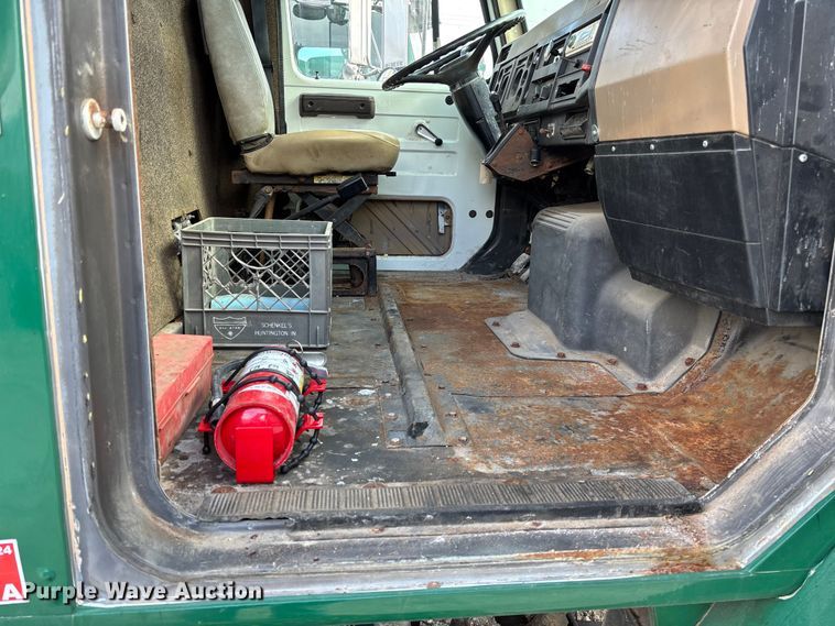 image for item EV3243 1989 International F-2654 fertilizer delivery truck