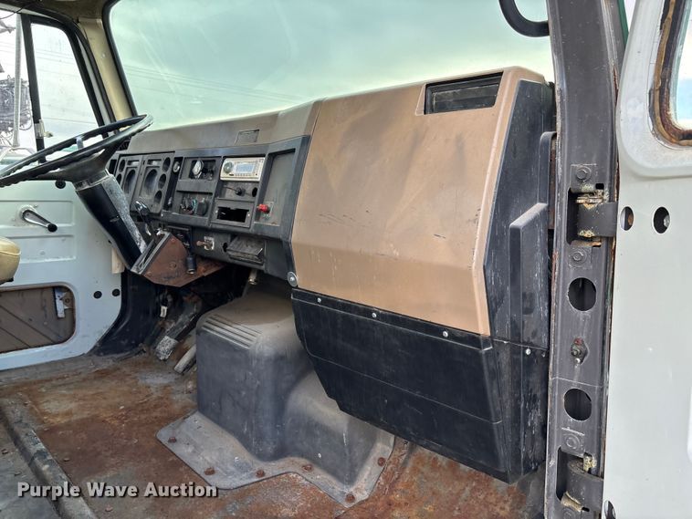 image for item EV3243 1989 International F-2654 fertilizer delivery truck