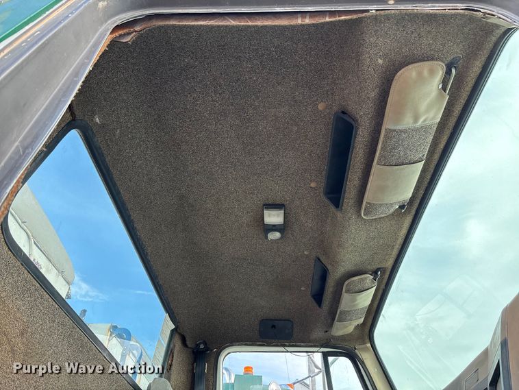 image for item EV3243 1989 International F-2654 fertilizer delivery truck