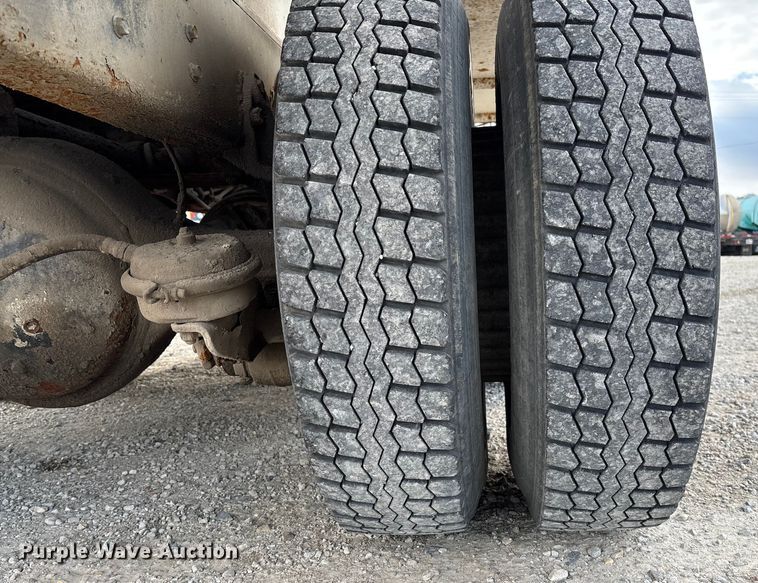 image for item EV3243 1989 International F-2654 fertilizer delivery truck