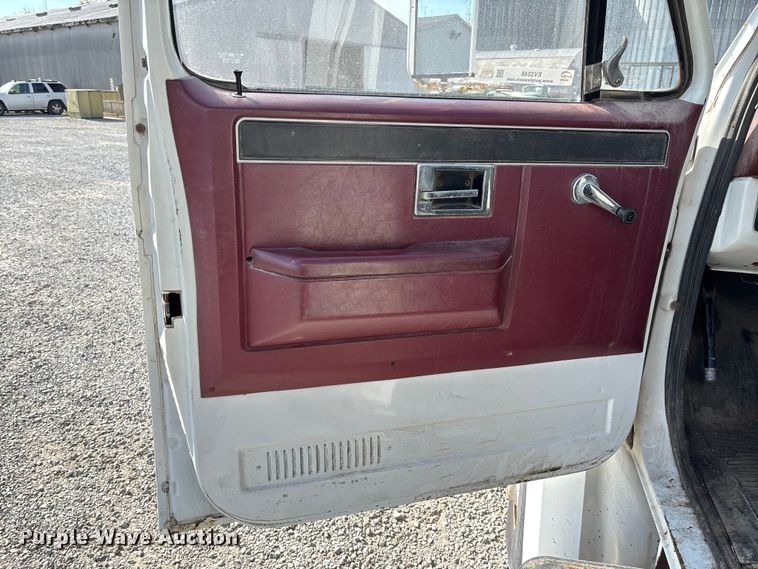 image for item EV3248 1988 GMC C7 fertilizer delivery truck