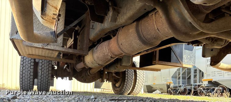 image for item EV3252 2013 Ford F550 flatbed truck