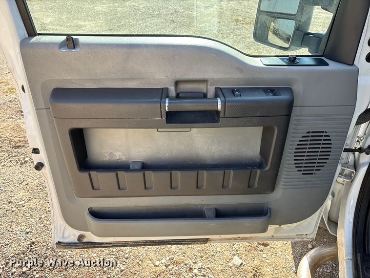 image for item EV3252 2013 Ford F550 flatbed truck