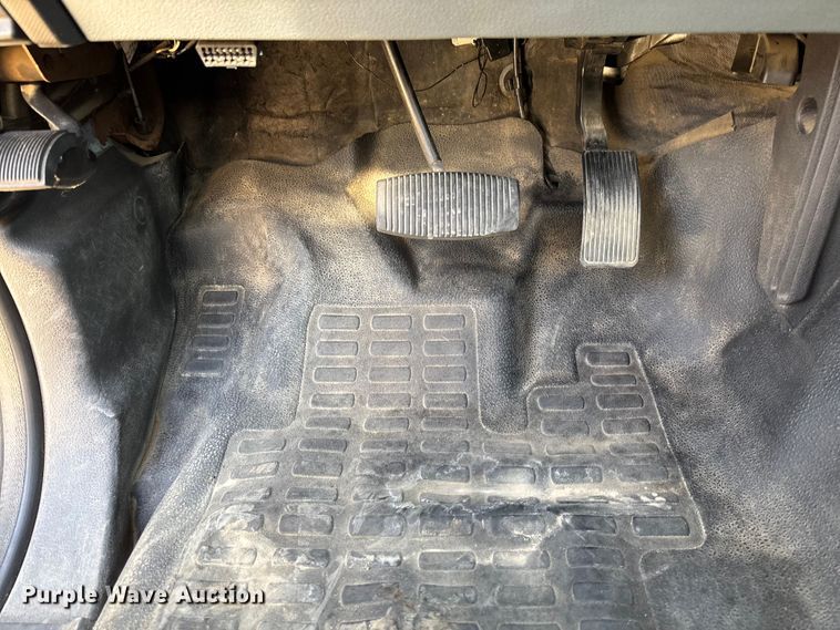 image for item EV3252 2013 Ford F550 flatbed truck