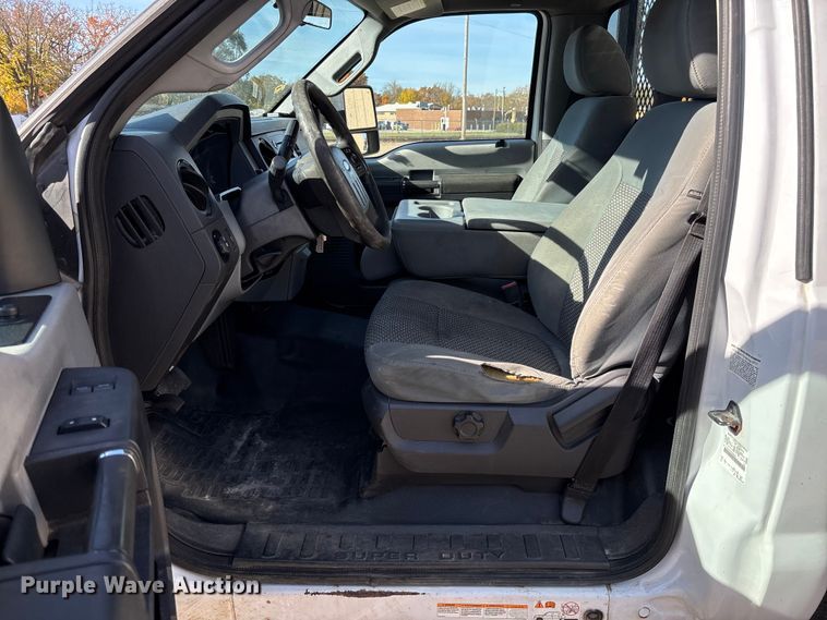 image for item EV3252 2013 Ford F550 flatbed truck