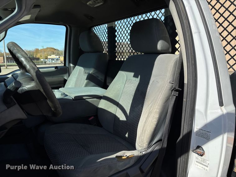 image for item EV3252 2013 Ford F550 flatbed truck