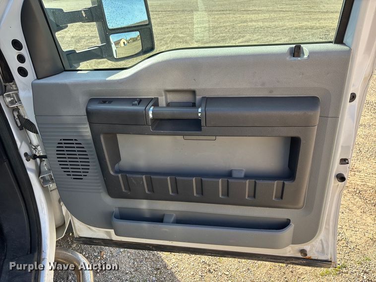 image for item EV3252 2013 Ford F550 flatbed truck