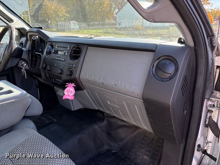 image for item EV3252 2013 Ford F550 flatbed truck