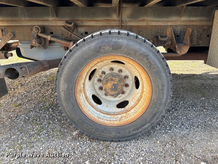 image for item EV3252 2013 Ford F550 flatbed truck