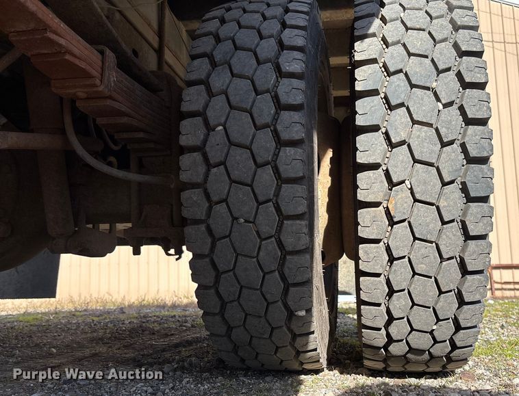 image for item EV3252 2013 Ford F550 flatbed truck