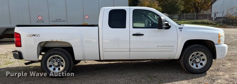 image for item EV3254 2011 Chevrolet Silverado 1500 LT Ext. Cab pickup truck