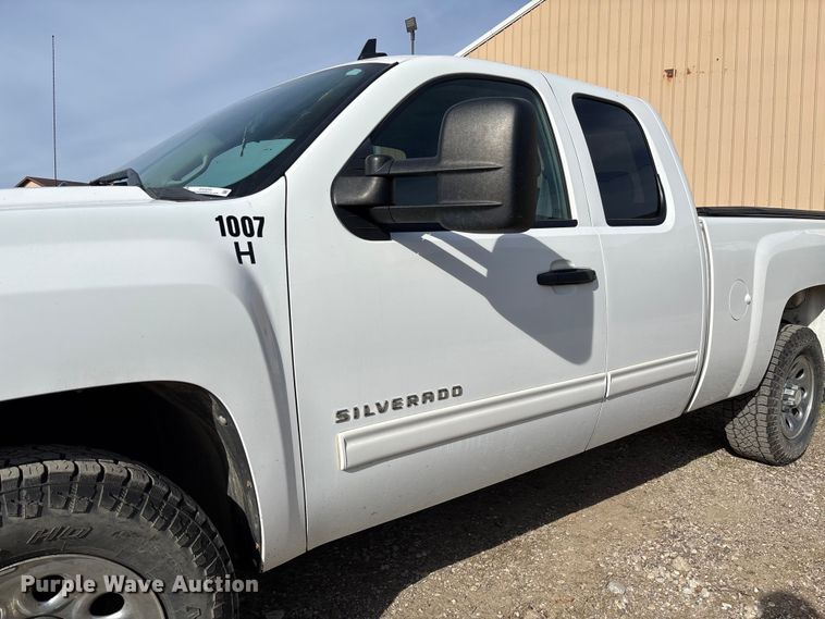 image for item EV3254 2011 Chevrolet Silverado 1500 LT Ext. Cab pickup truck