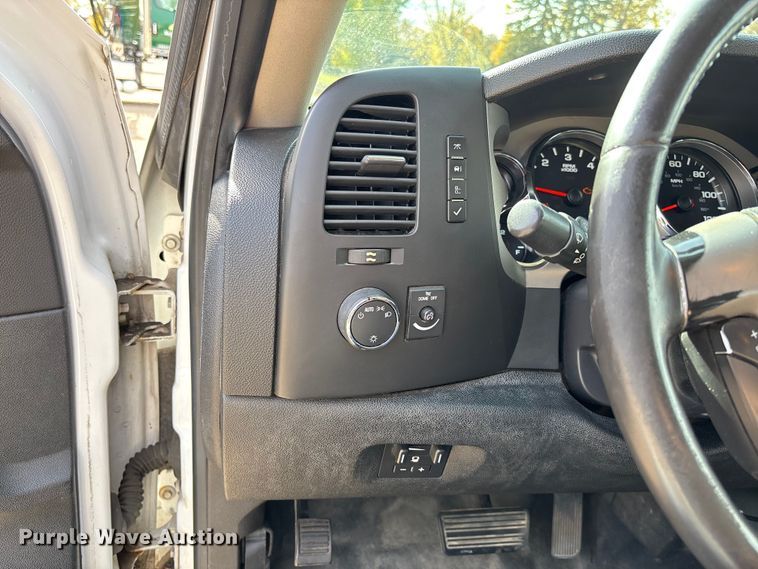 image for item EV3254 2011 Chevrolet Silverado 1500 LT Ext. Cab pickup truck