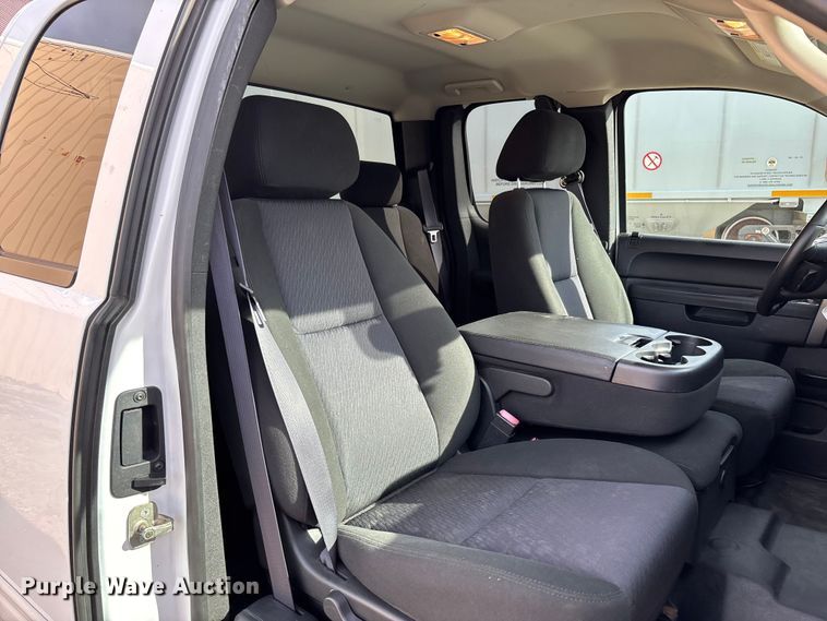 image for item EV3254 2011 Chevrolet Silverado 1500 LT Ext. Cab pickup truck