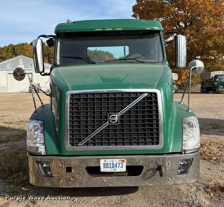 image for item EV3261 2012 Volvo VN semi truck