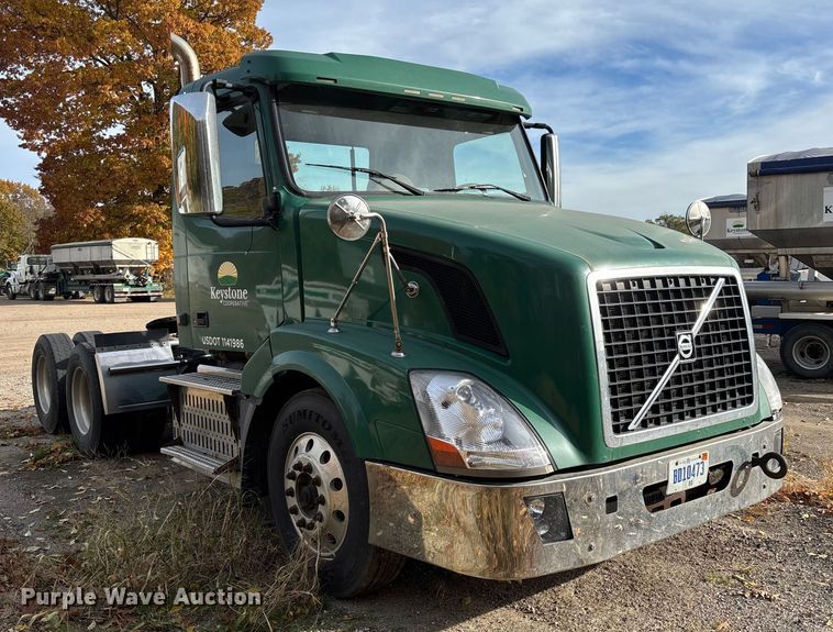 image for item EV3261 2012 Volvo VN semi truck