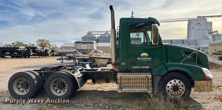 image for item EV3261 2012 Volvo VN semi truck