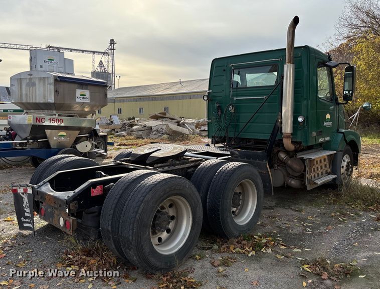 image for item EV3261 2012 Volvo VN semi truck