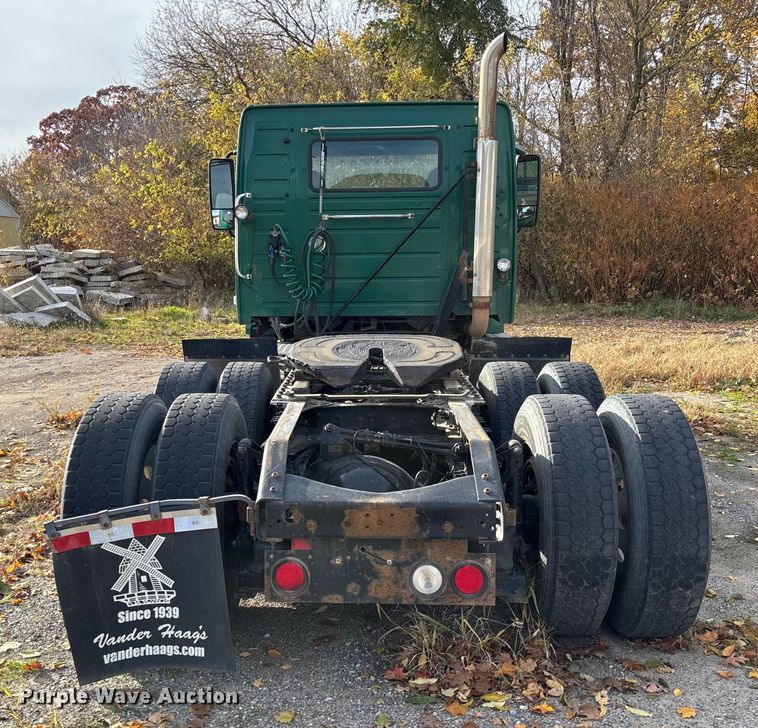 image for item EV3261 2012 Volvo VN semi truck