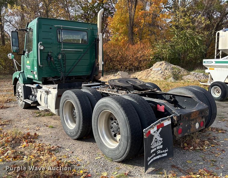 image for item EV3261 2012 Volvo VN semi truck