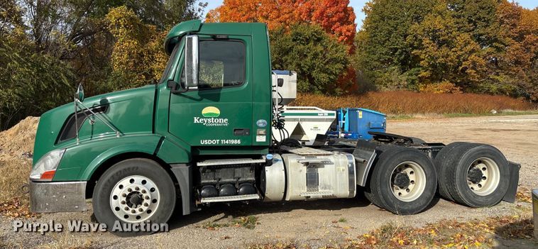 image for item EV3261 2012 Volvo VN semi truck