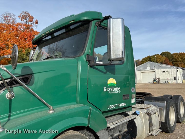 image for item EV3261 2012 Volvo VN semi truck