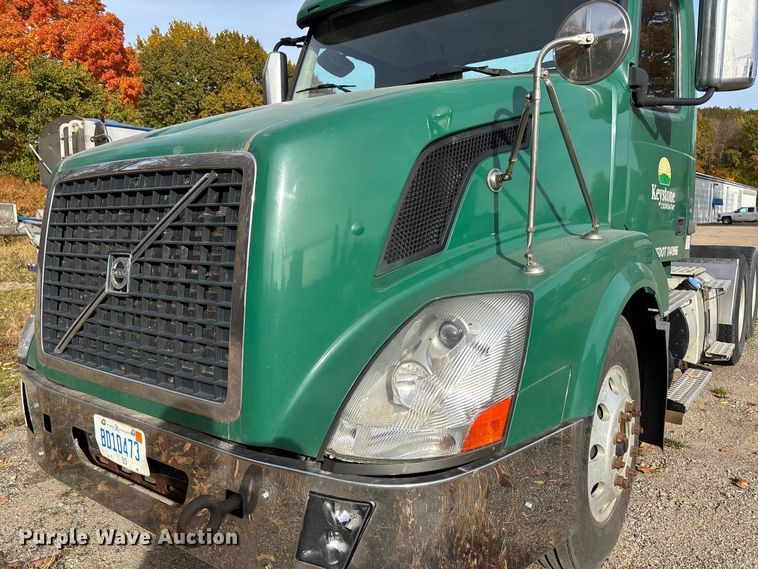 image for item EV3261 2012 Volvo VN semi truck