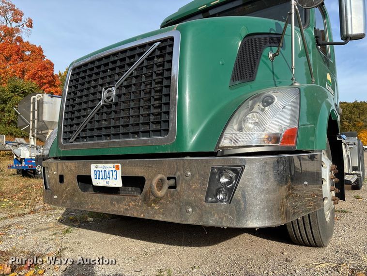 image for item EV3261 2012 Volvo VN semi truck