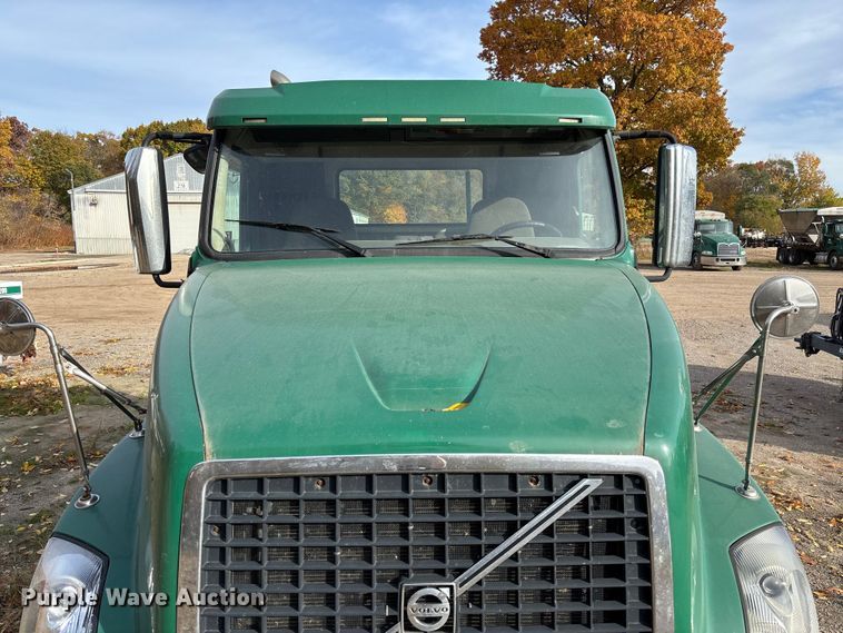 image for item EV3261 2012 Volvo VN semi truck