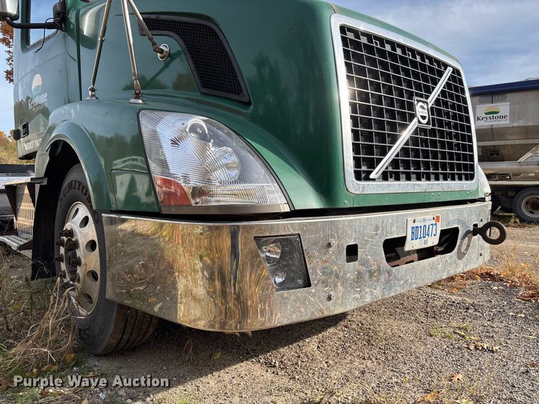 image for item EV3261 2012 Volvo VN semi truck