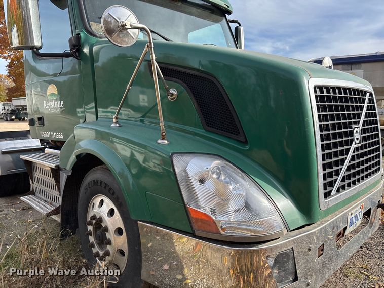 image for item EV3261 2012 Volvo VN semi truck