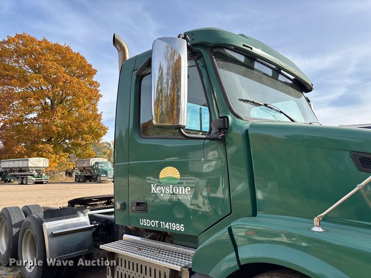 image for item EV3261 2012 Volvo VN semi truck