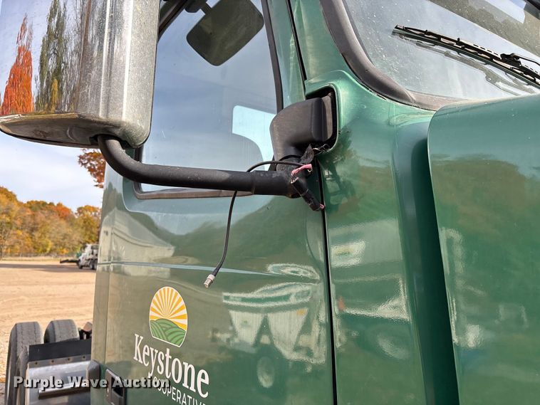 image for item EV3261 2012 Volvo VN semi truck