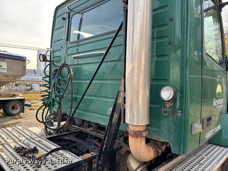 image for item EV3261 2012 Volvo VN semi truck