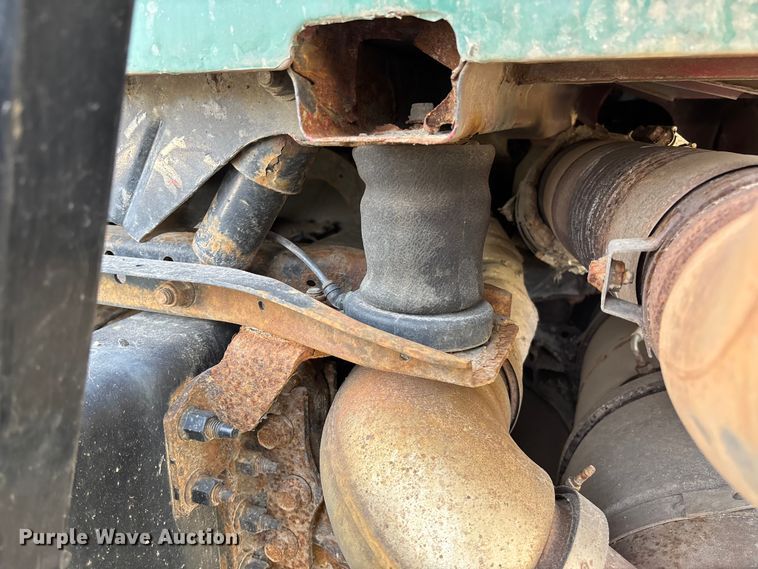 image for item EV3261 2012 Volvo VN semi truck