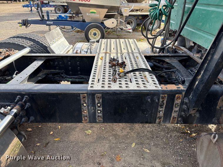 image for item EV3261 2012 Volvo VN semi truck