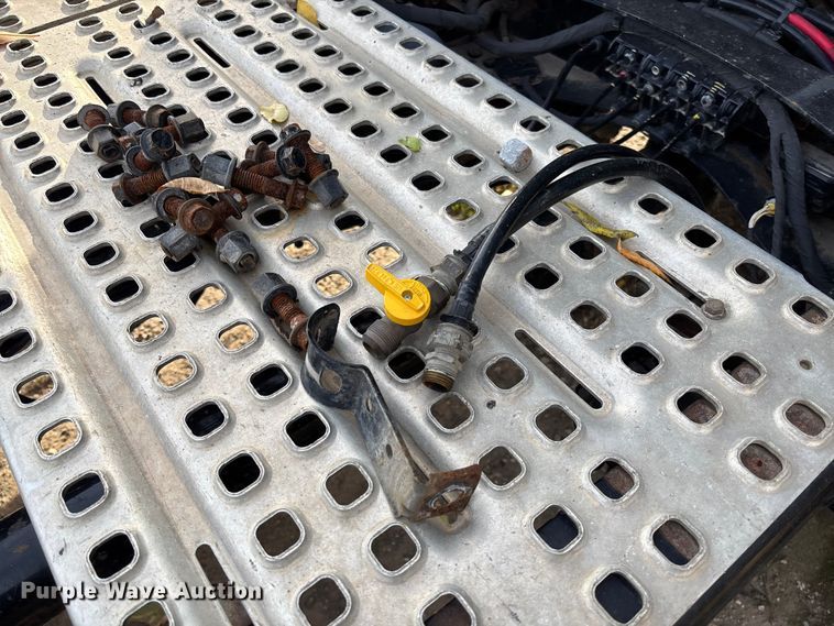 image for item EV3261 2012 Volvo VN semi truck