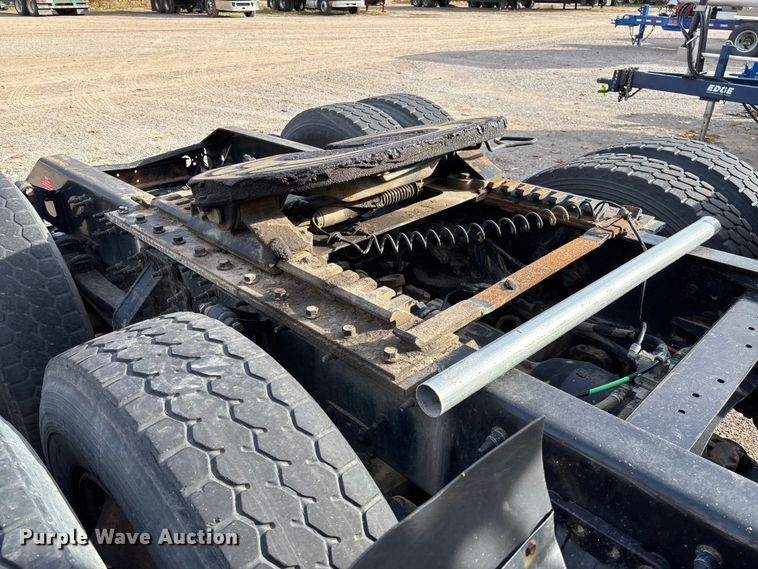 image for item EV3261 2012 Volvo VN semi truck