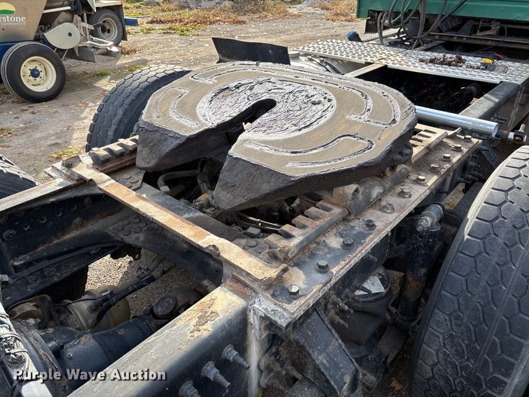 image for item EV3261 2012 Volvo VN semi truck