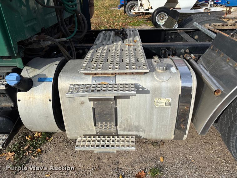 image for item EV3261 2012 Volvo VN semi truck