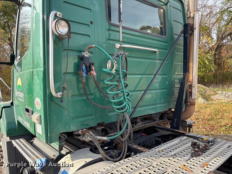 image for item EV3261 2012 Volvo VN semi truck