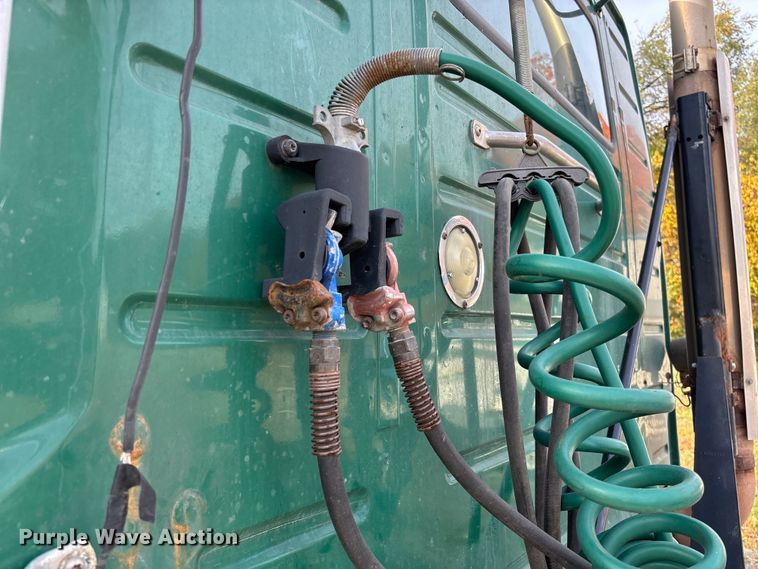 image for item EV3261 2012 Volvo VN semi truck