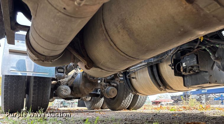 image for item EV3261 2012 Volvo VN semi truck