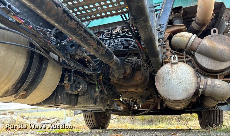 image for item EV3261 2012 Volvo VN semi truck