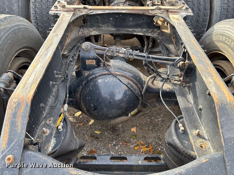 image for item EV3261 2012 Volvo VN semi truck