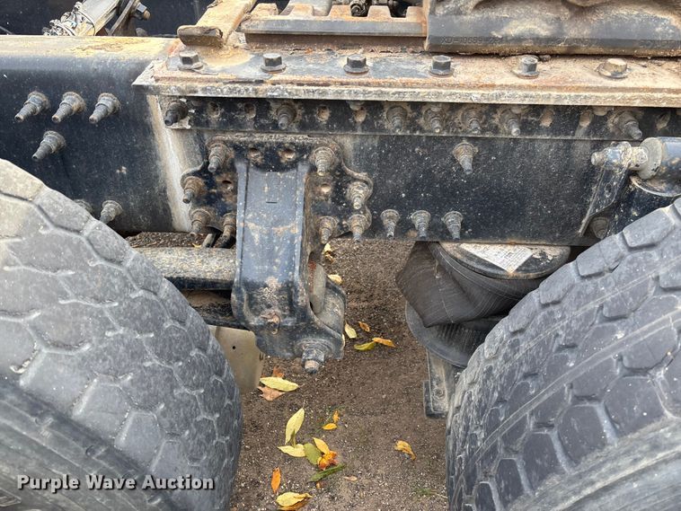 image for item EV3261 2012 Volvo VN semi truck