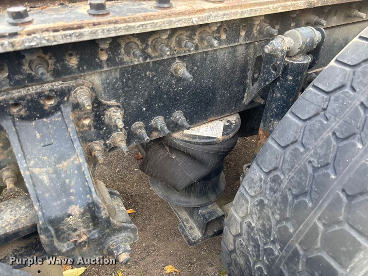 image for item EV3261 2012 Volvo VN semi truck